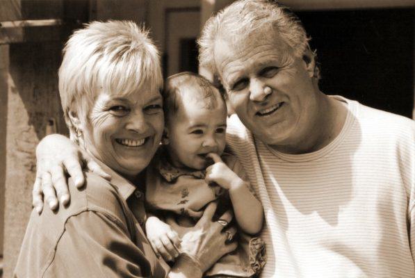 babcia - dziadek - wnuk - picie wody