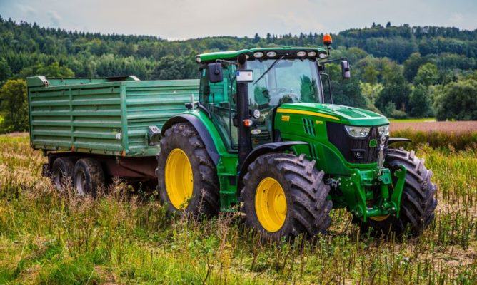 traktor z przyczepą na łące