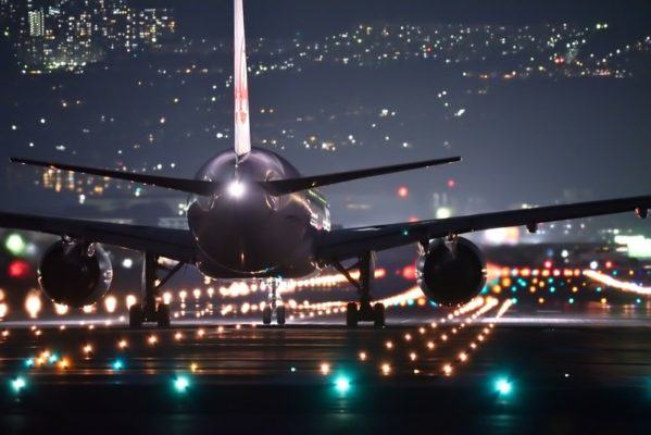 samolot lądujący nocą