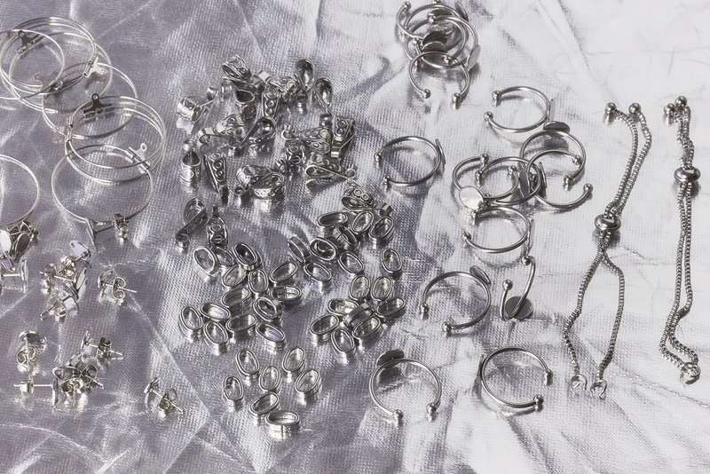 srebrne elementy biżuterii
