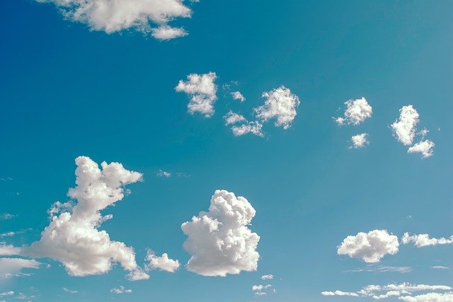 chmury ba błękitnym niebie