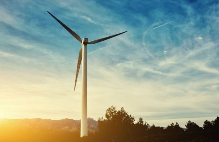 zielona energia - turbina wiatrowa na tle nieba